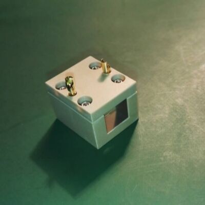買う LN (LiNbO3) Pockels セル 高電光系数,低半波電圧,高損傷限界,ARコーティング,Qスイッチ,フェーズモジュレーター,レーザー通信および産業レーザーシステム オンライン製造
